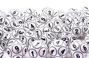 एक ढेर में लॉटरी बॉल्स।