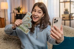 मुस्कुराती हुई युवा महिला ब्लॉगर प्रभावितकर्ता