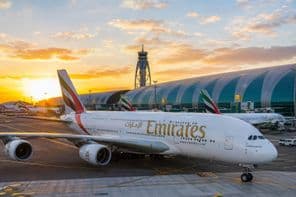 सूर्यास्त के समय दुबई हवाई अड्डा