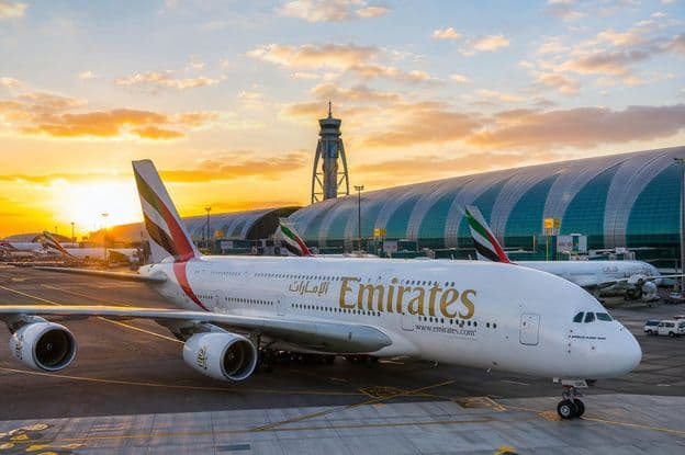 सूर्यास्त के समय दुबई हवाई अड्डा