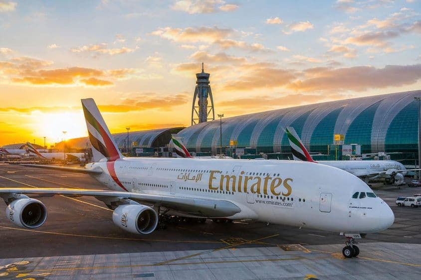 सूर्यास्त के समय दुबई हवाई अड्डा