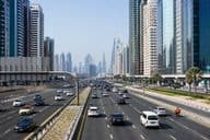 आधुनिक शहरी हाईवे पर यातायात