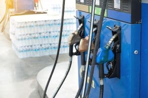 यात्रियों के लिए ईंधन भरने की तैयारी करता गैस स्टेशन