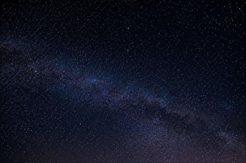 तारों से भरा रात का आकाश