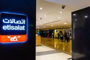 दुबई अंतरराष्ट्रीय हवाई अड्डे पर Etisalat द्वारा e& ब्रांडिंग साइनज।