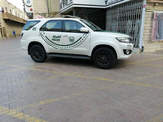 दुबई में सड़क पर एक पुलिस कार