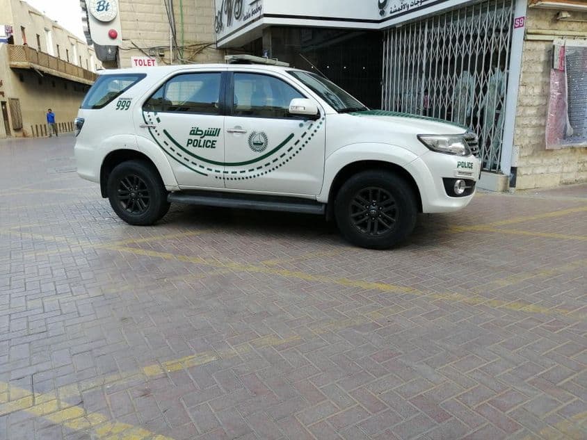 दुबई में सड़क पर एक पुलिस कार