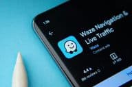 Waze ऐप स्मार्टफोन स्क्रीन पर प्रदर्शित।