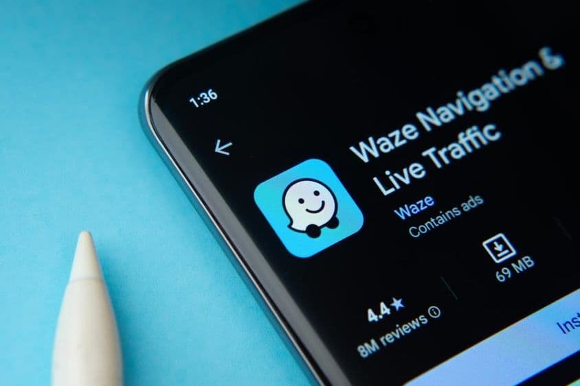 Waze ऐप स्मार्टफोन स्क्रीन पर प्रदर्शित।