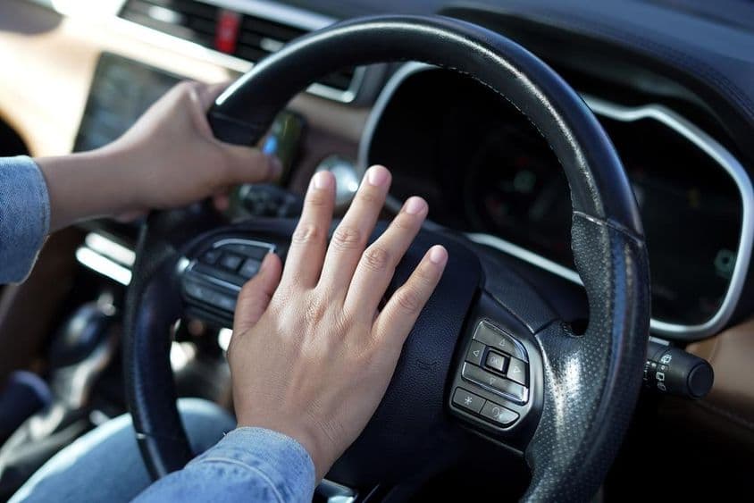 कार के हॉर्न की अचानक आवाज़